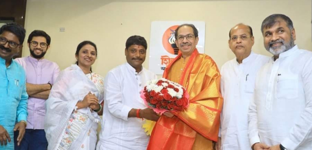 <em></noscript>कस्बा पेठ से काँग्रेस के नवनिर्वाचित विधायक मातोश्री पहुँच उद्धव ठाकरे का किया अभिनन्दन</em>