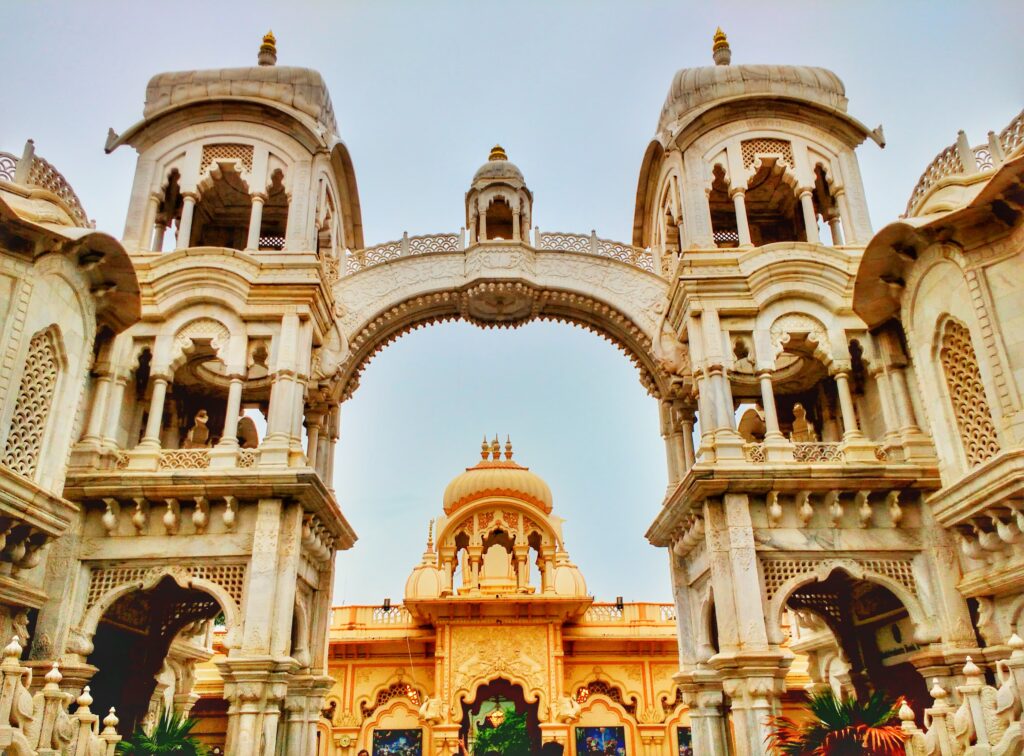 वृन्दावन के विश्व प्रसिद्ध इस्कॉन मंदिर में मेंबरशिप विभाग का सेवक करोड़ों की रकम लेकर फरार,केस दर्ज