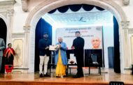 पशु चिकित्सा विज्ञान विश्वविद्यालय के दो छात्र-छात्रा राज्यपाल ने किए सम्मानित