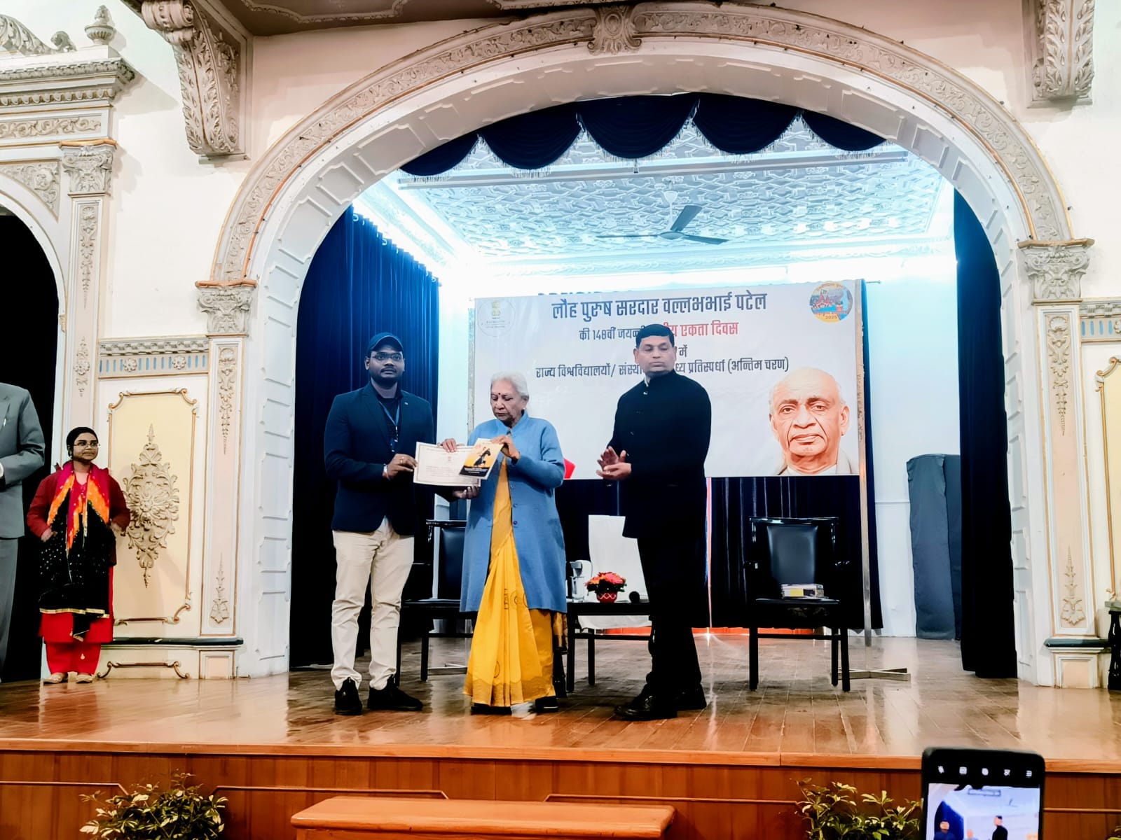पशु चिकित्सा विज्ञान विश्वविद्यालय के दो छात्र-छात्रा राज्यपाल ने किए सम्मानित