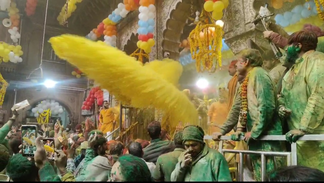 विश्व प्रसिद्ध ठाकुर बांके बिहारी मंदिर में जमकर उड़ा अबीर गुलाल
