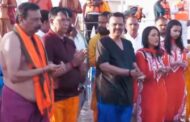 देवेंद्र फडणवीस नें सपरिवार लगाई त्रिवेणी में पुण्य की डुबकी