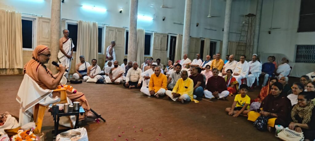ब्रज के वृक्षों के पत्तों से भी निकलते हैं राधा कृष्ण नाम के स्वर-शंकराश्रम स्वामी