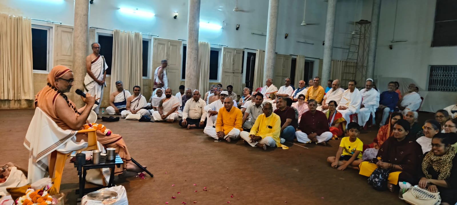 ब्रज के वृक्षों के पत्तों से भी निकलते हैं राधा कृष्ण नाम के स्वर-शंकराश्रम स्वामी