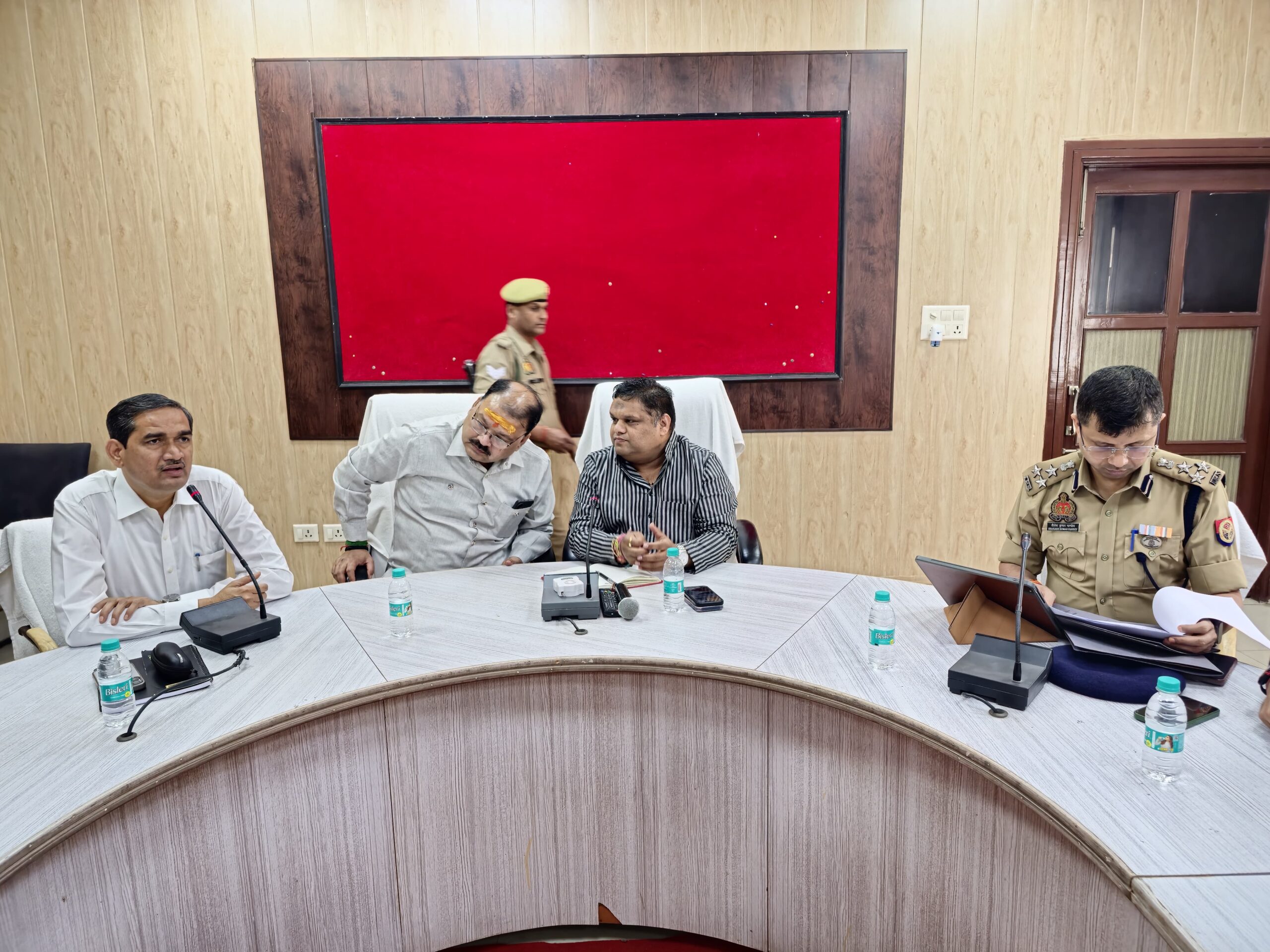 आयोग के सदस्य व अध्यक्ष ने अधिकारियों के साथ की समीक्षा बैठक