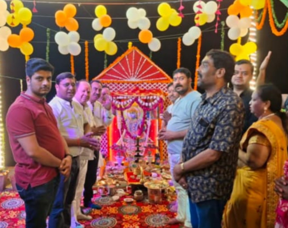यमुना छठ पर गऊघाट पर हुआ भव्य छप्पन भोग व फूल बंगले के मनोहारी