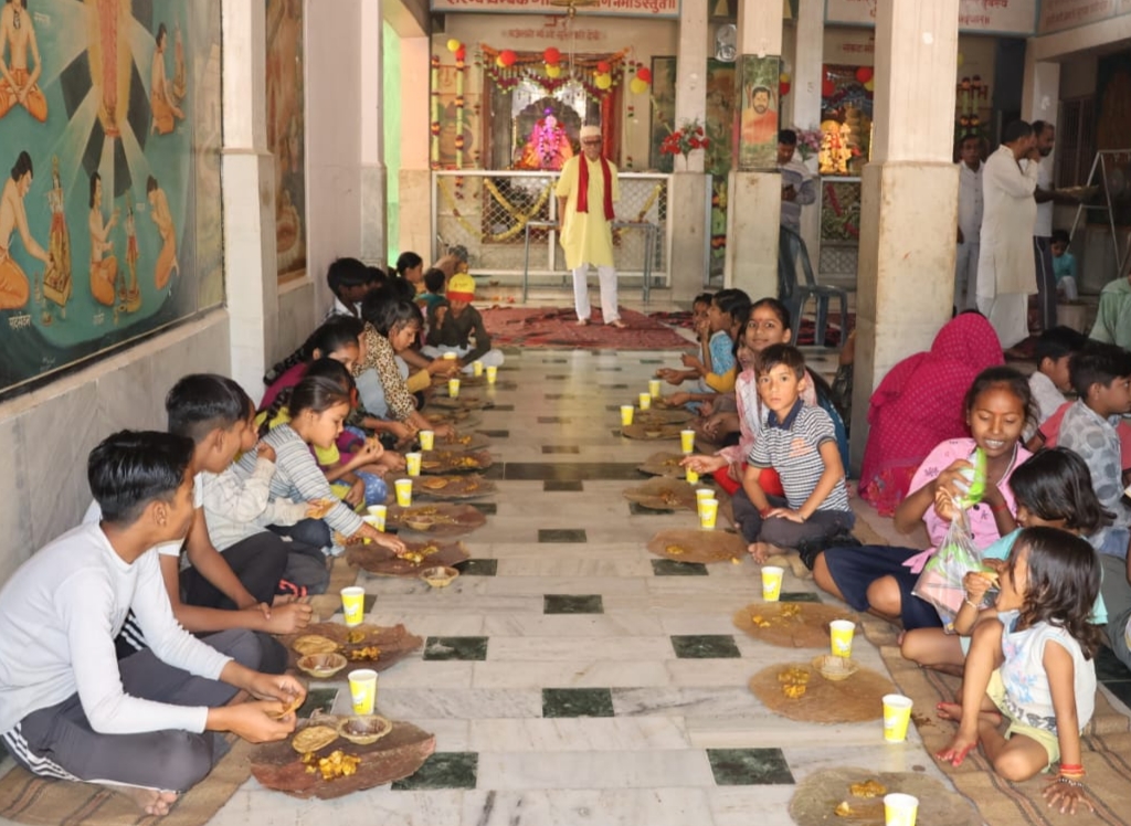 शतचंडी महायज्ञ में भक्तों ने दी आहुति बच्चों को ग्रहण कराया प्रसाद