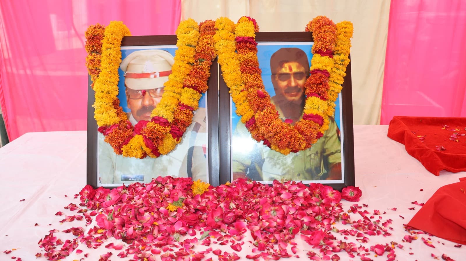 जवाहर बाग कांड की बरसी पर पुलिस लाईन में दी गई वीरगति प्राप्त पुलिस अफ़सर को श्रद्धांजलि