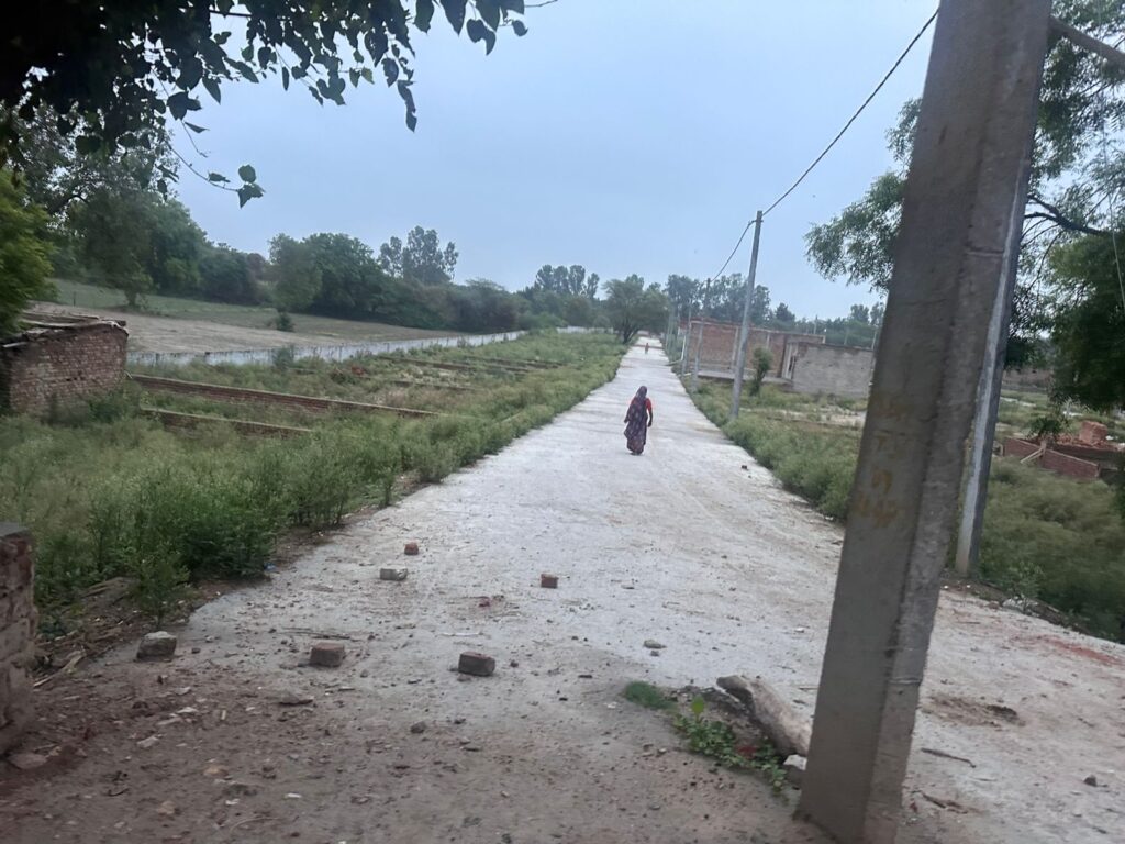रैतिया खादर में अवैध कॉलोनी और मकानों का निर्माण जोरो पर अधिकारी बने गांधारी