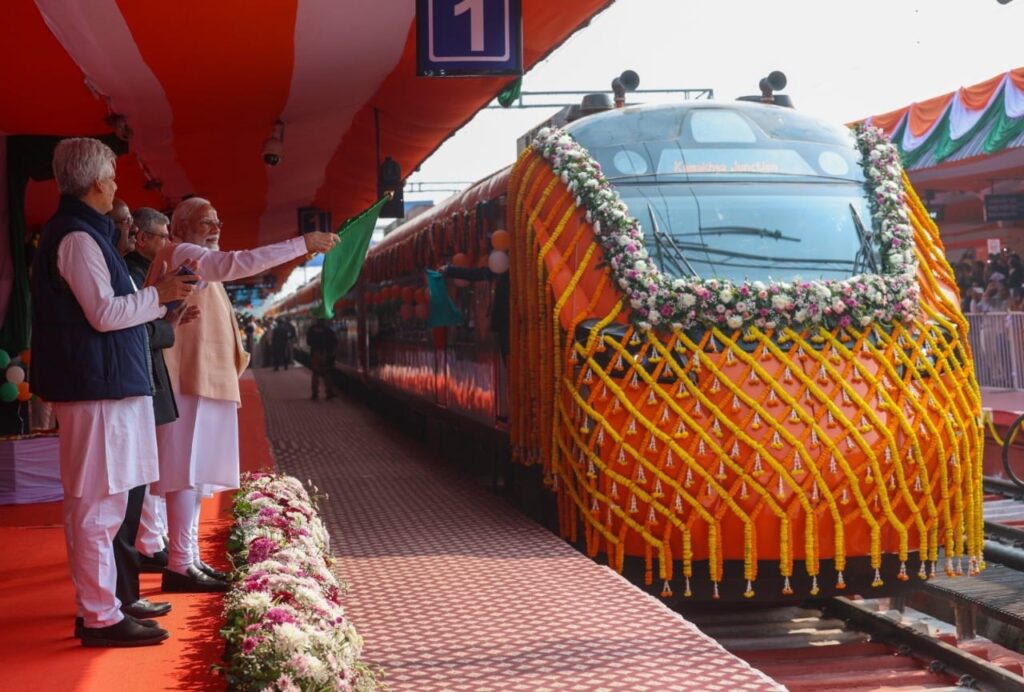 देश की पहली ट्रेन है वन्दे भारत जो मां काली और मां कामाख्या की धरती को जोड़ा:मोदी