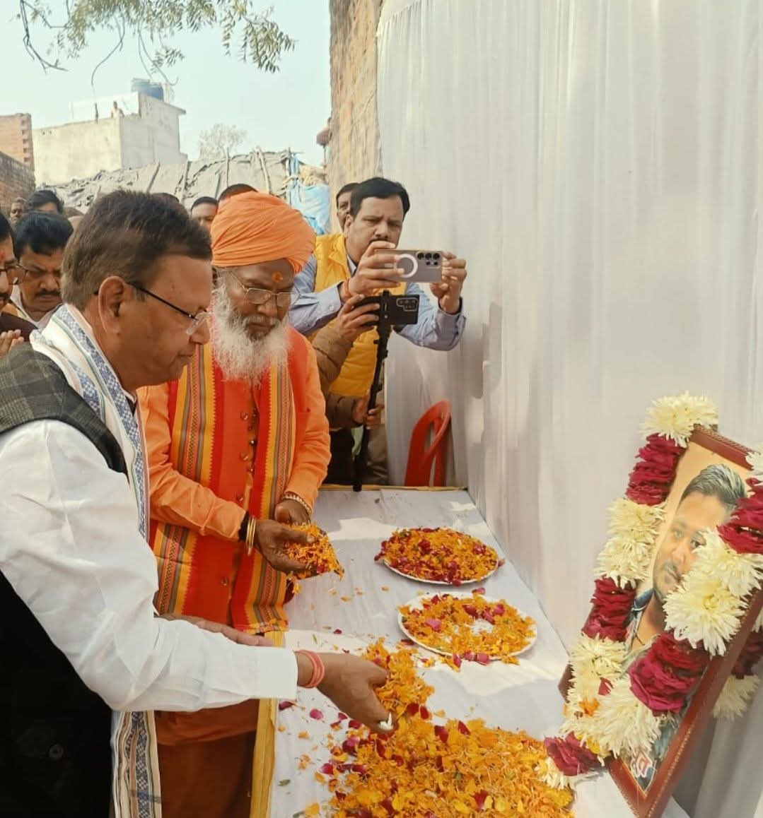 स्वागत से पहले उन्नाव के शहीद युवा मोर्चा कार्यकर्ता हैप्पी सिंह राजपूत को पंकज चौधरी ने किया श्रद्धा सुमन अर्पित