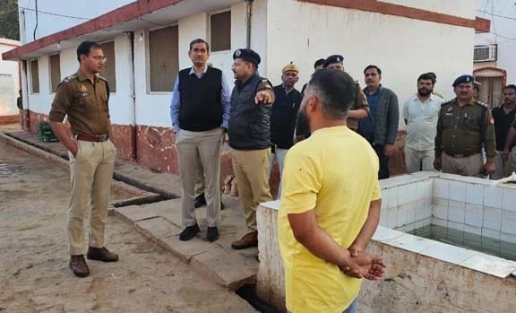 मथुरा जेल का DM-SSP ने किया औचक निरीक्षण