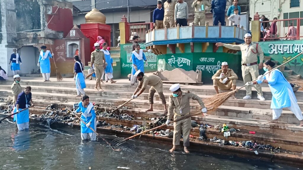 अमृत परियोजना के तहत निरंकारी भक्तों ने चमकाए यमुना के घाट