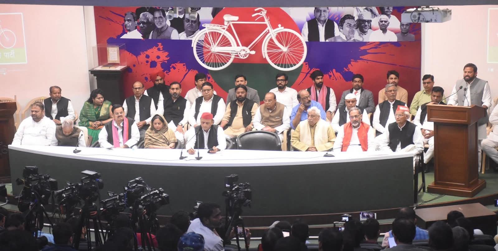 जनता ने सरकार को नकार दिया है बस 