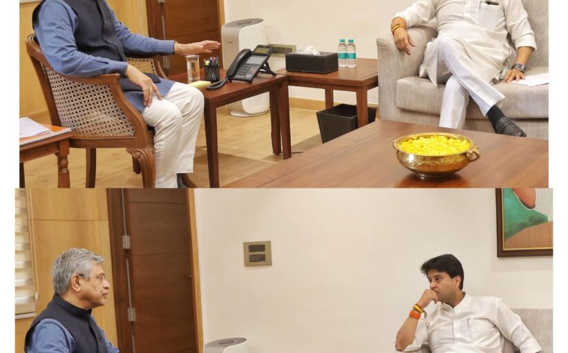 केन्द्रीय मंत्री ज्योतिरादित्य सिंधिया ने रेल मंत्री अश्विनी वैष्णव से की भेंट
