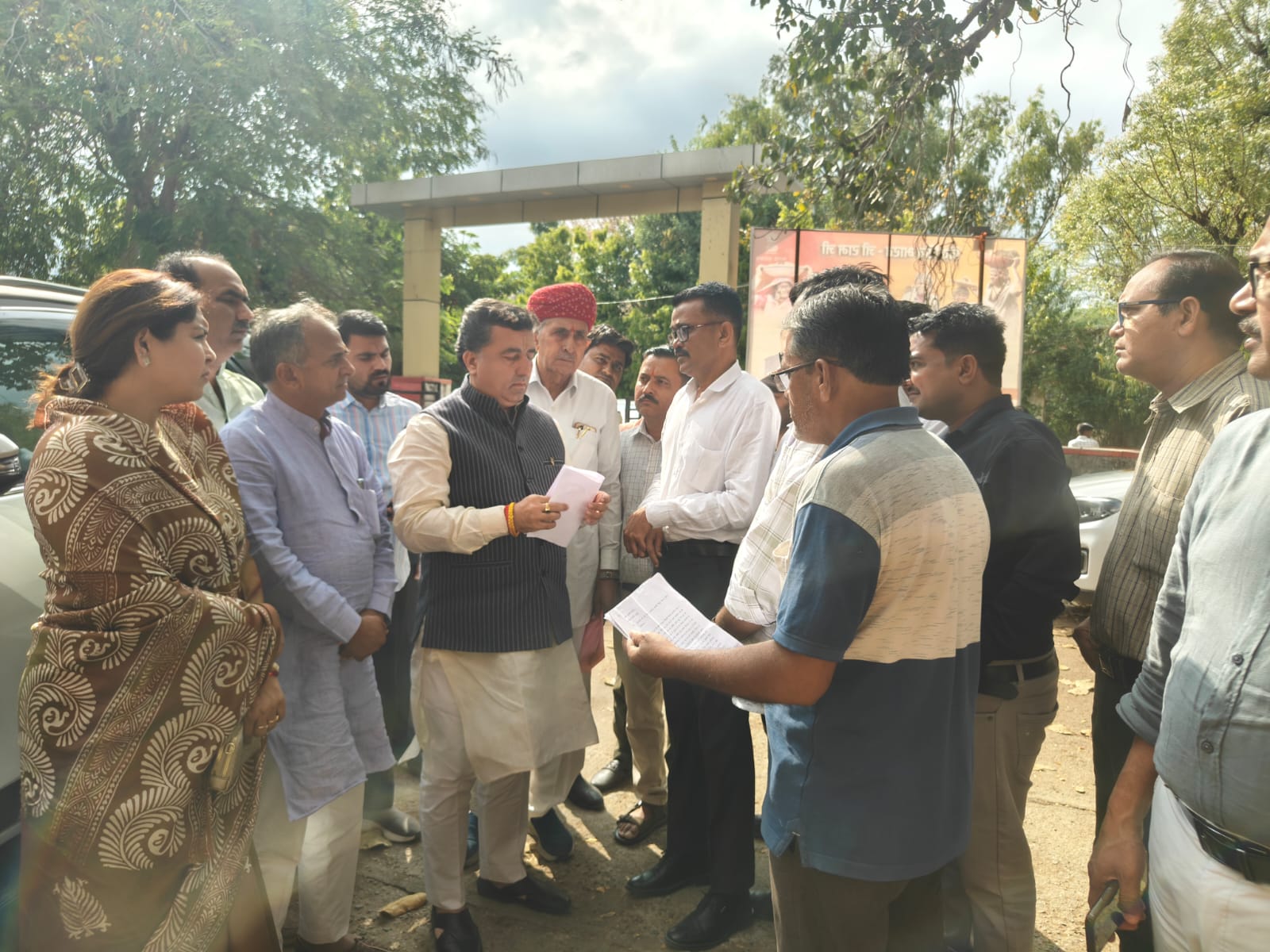 जैसलमेर कलेक्टर की दमनात्मक कार्रवाई से आक्रोशित पत्रकारों ने प्रभारी मंत्री को सौंपा ज्ञापन