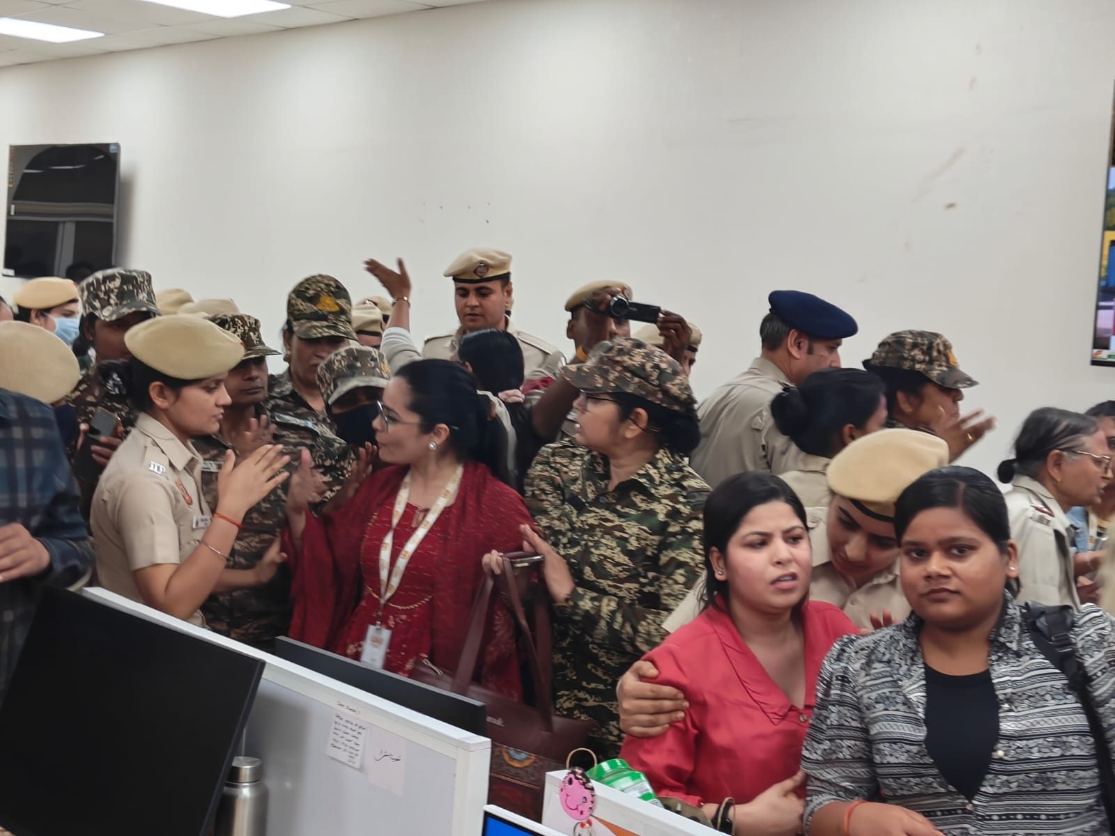 UNI मुख्यालय के पत्रकारों-कर्मचारियों को पुलिस ने बलपूर्वक बाहर निकाल किया परिसर सील