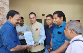 वरिष्ठ पत्रकार उपेंद्र सिंह के रेस्टोरेंट को अनुचित तरीके से प्रशासन द्वारा ध्वस्त करने के मामले में पत्रकारों ने मुख्य सचिव को सौंपा ज्ञापन