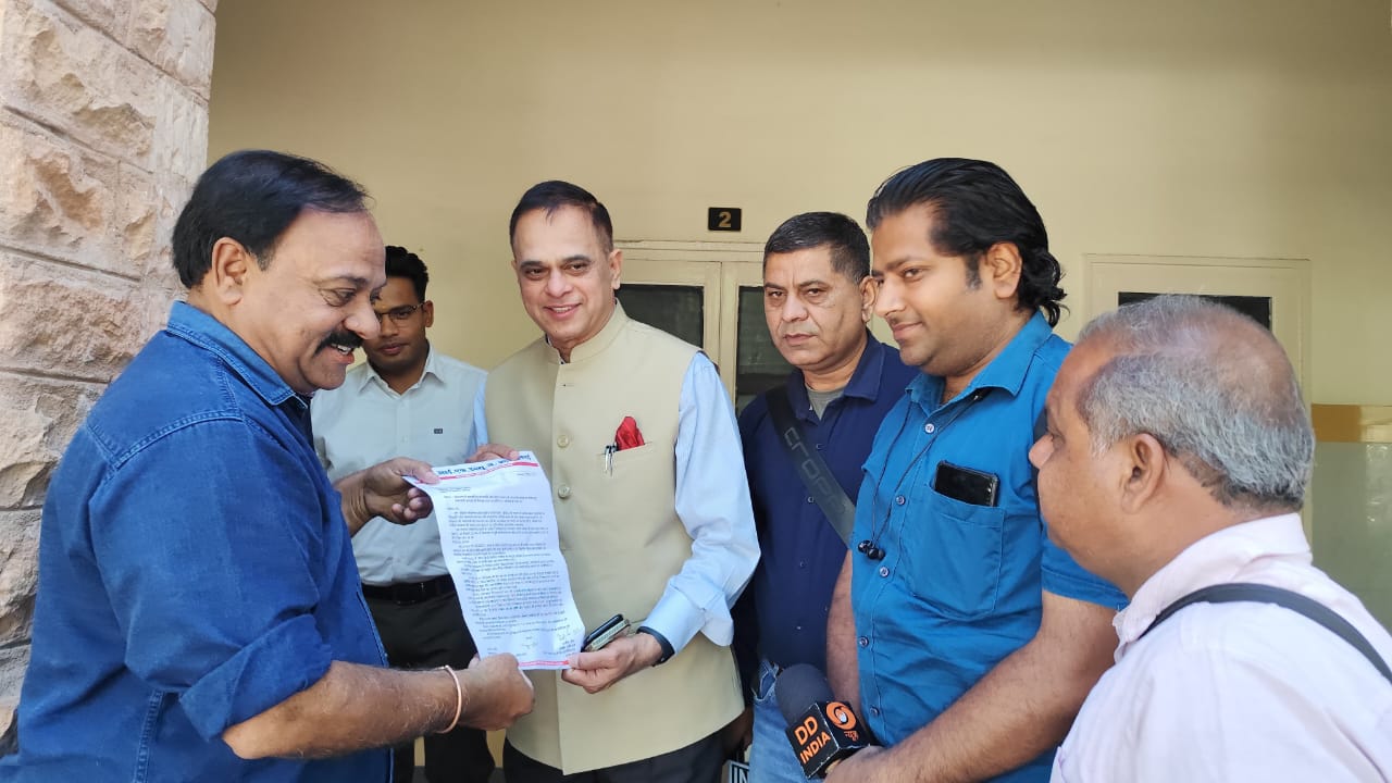 वरिष्ठ पत्रकार उपेंद्र सिंह के रेस्टोरेंट को अनुचित तरीके से प्रशासन द्वारा ध्वस्त करने के मामले में पत्रकारों ने मुख्य सचिव को सौंपा ज्ञापन