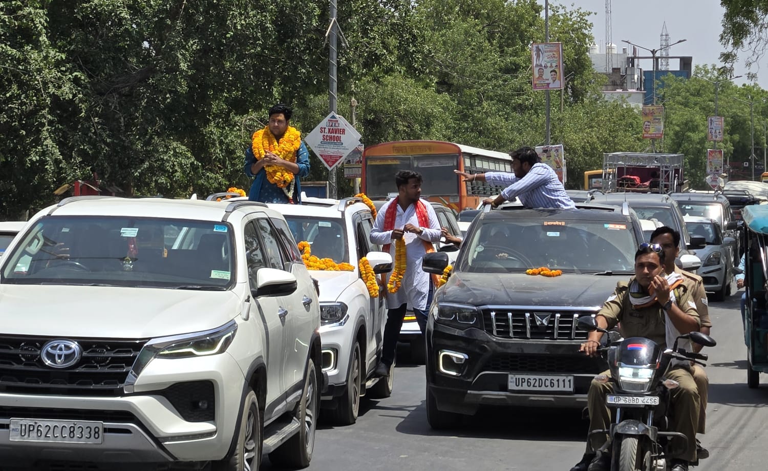 दबंग अंदाज़ में निकली कथा व्यास की शोभा यात्रा से लगे जाम के चलते घंटों बिलबिलाए यात्री