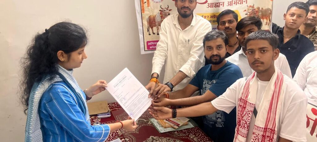 गोवंश वध पर पूर्ण प्रतिबंध की मांग को लेकर गौ सेवकों ने सौंपा ज्ञापन