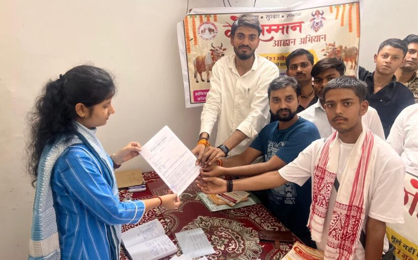 गोवंश वध पर पूर्ण प्रतिबंध की मांग को लेकर गौ सेवकों ने सौंपा ज्ञापन