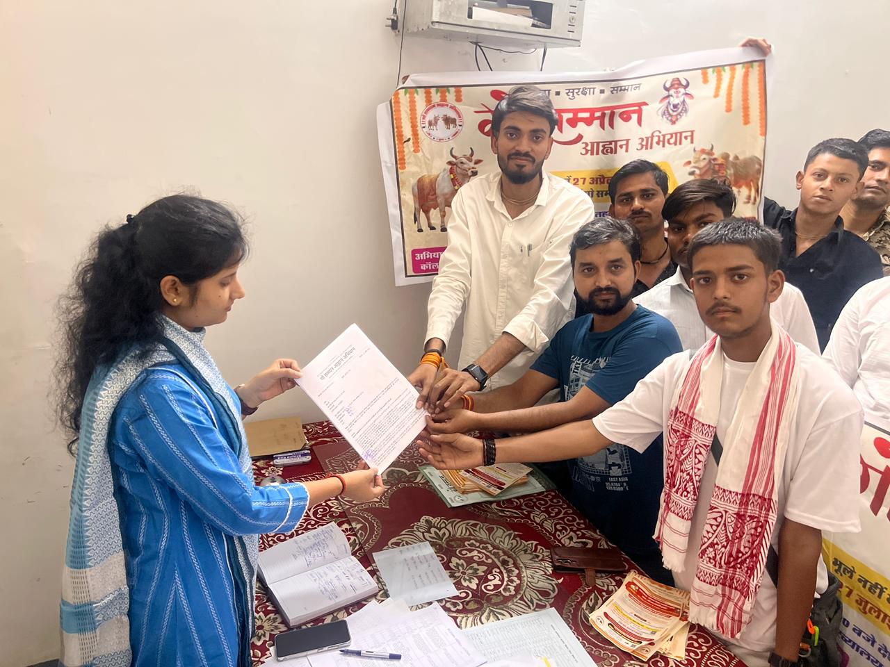 गोवंश वध पर पूर्ण प्रतिबंध की मांग को लेकर गौ सेवकों ने सौंपा ज्ञापन