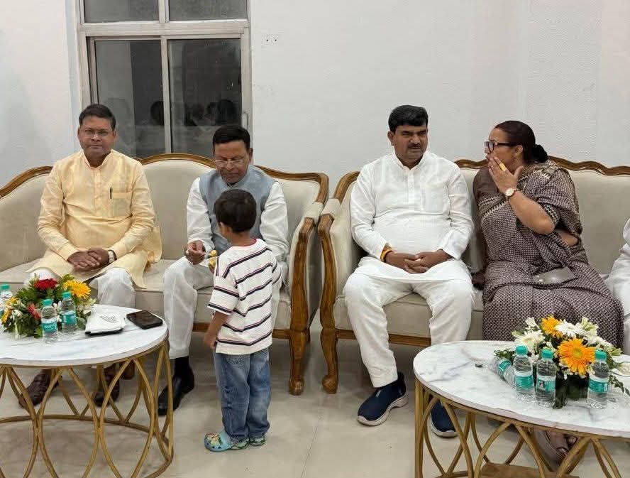 नई टीम बनाने से पहले पंकज चौधरी ने पुरानी टीम को भोज दिया!
