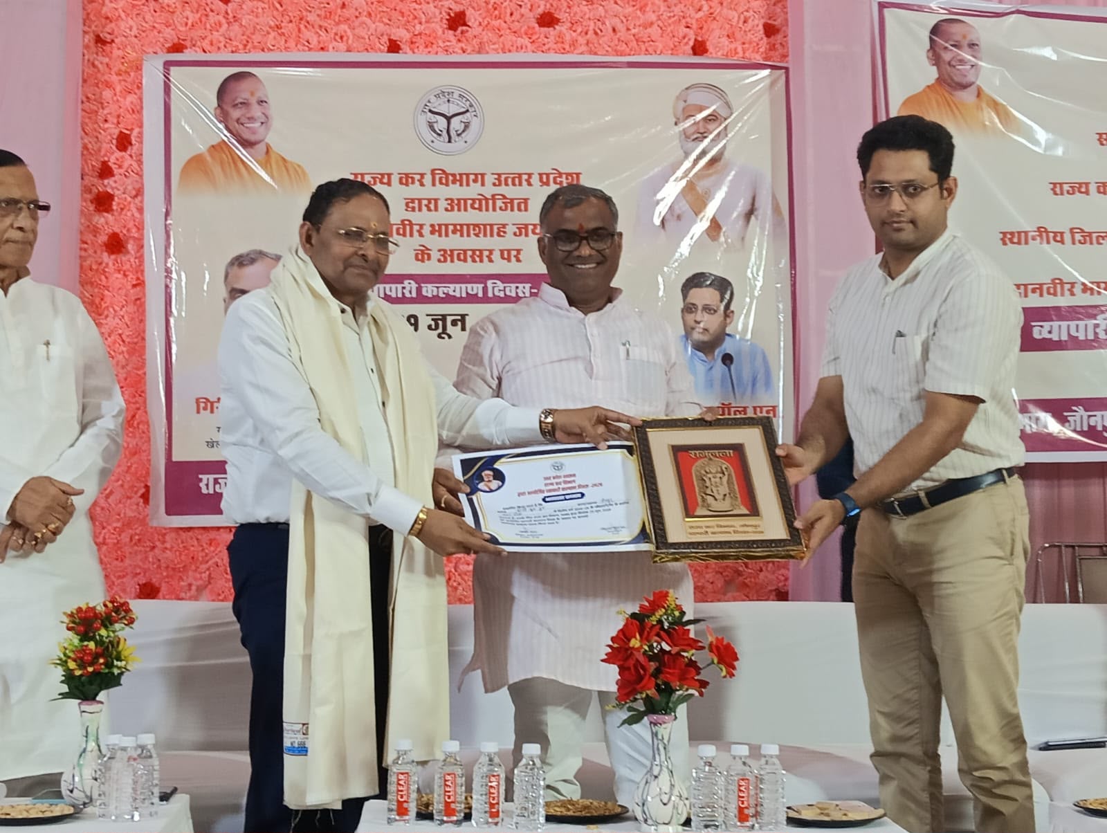 जौनपुर में सर्वाधिक GST देने के लिए नन्हे लाल वर्मा किए गए सम्मानित