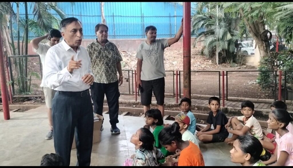 राजेश खन्ना गार्डन में दो सौ से अधिक जरूरतमंद बच्चों में नोटबुक, पेन और पौष्टिक आहार वितरित