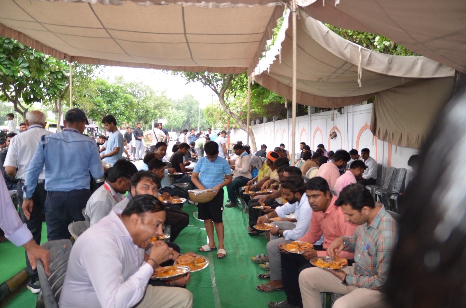 गुरु पूर्णिमा के अवसर पर योगदा आश्रम में नारायण सेवा गुरु लंगर के लिये उमड़ा जन समूह