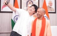 प्रोटोकॉल से परे: जापानी GenZ और योगी की सेल्फी