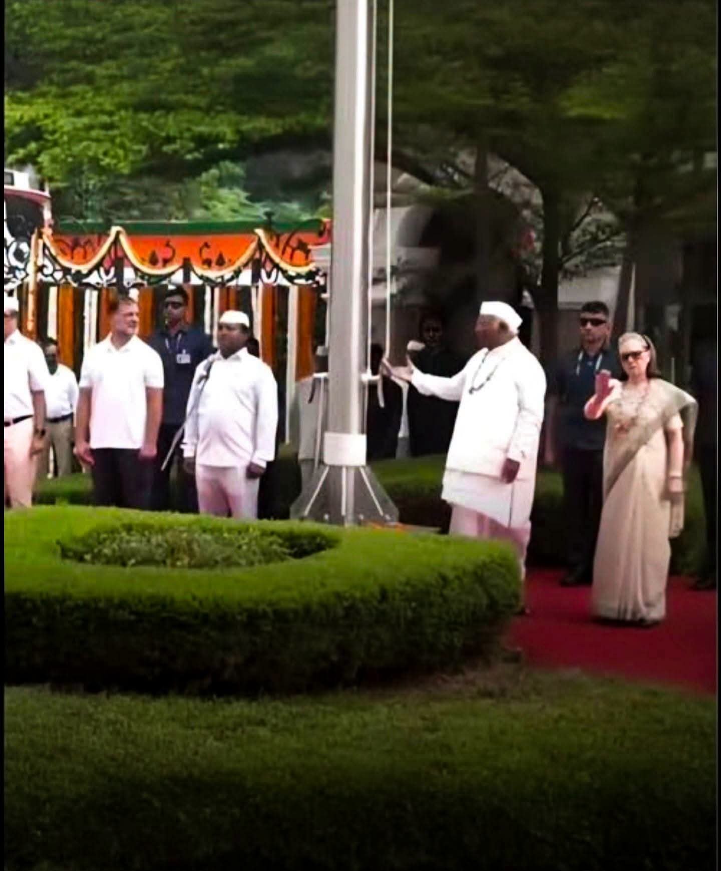 कांग्रेस को 'वंदे मातरम्’ से है 90 साल पुराना बैर:चढ़ा रही तुष्टिकरण की वेदी पर राष्ट्रगीत की बलि !