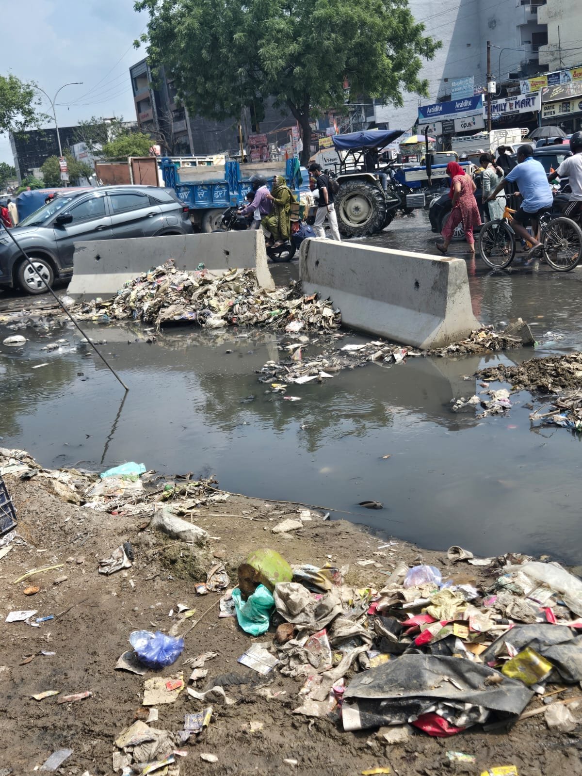 बदहाल नोएडा दादरी मेन रोड का क्या है इलाज?