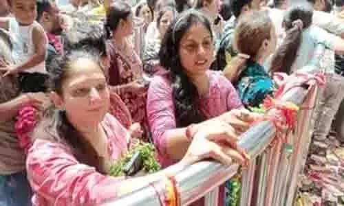 बांकेबिहारी के दरबार में पहुंचीं ढाई हजार राखियां