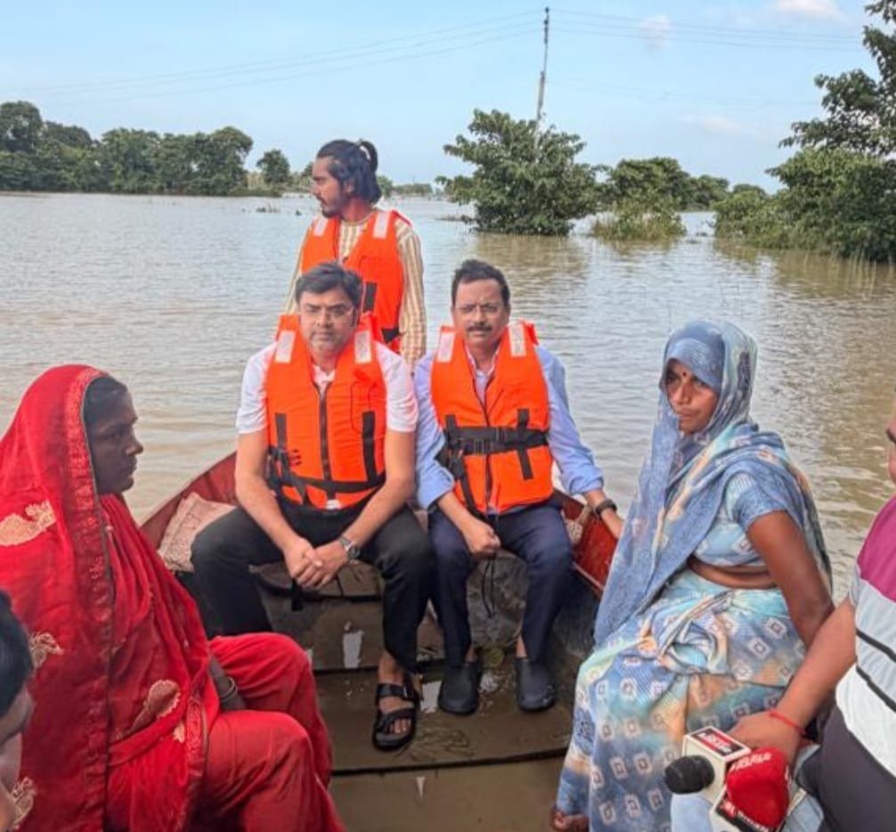 बाढ़ प्रभावित क्षेत्र का दौरा कर सुनी उनकी समस्याएं।एसडीएम, तहसीलदार, को हर स्तर से जल्द से जल्द मदद पहुंचाने का दिया निर्देश।