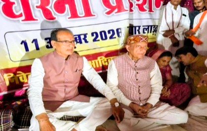 अपनी ही सरकार के विरोध में धरने पर बैठे केन्द्रीय मंत्री शिवराज सिंह चौहान