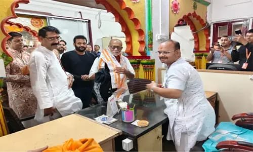 ठा. द्वारकाधीश के दरबार में पहुंचे संत मोरारी बापू ने विधि-विधान से किए दर्शन