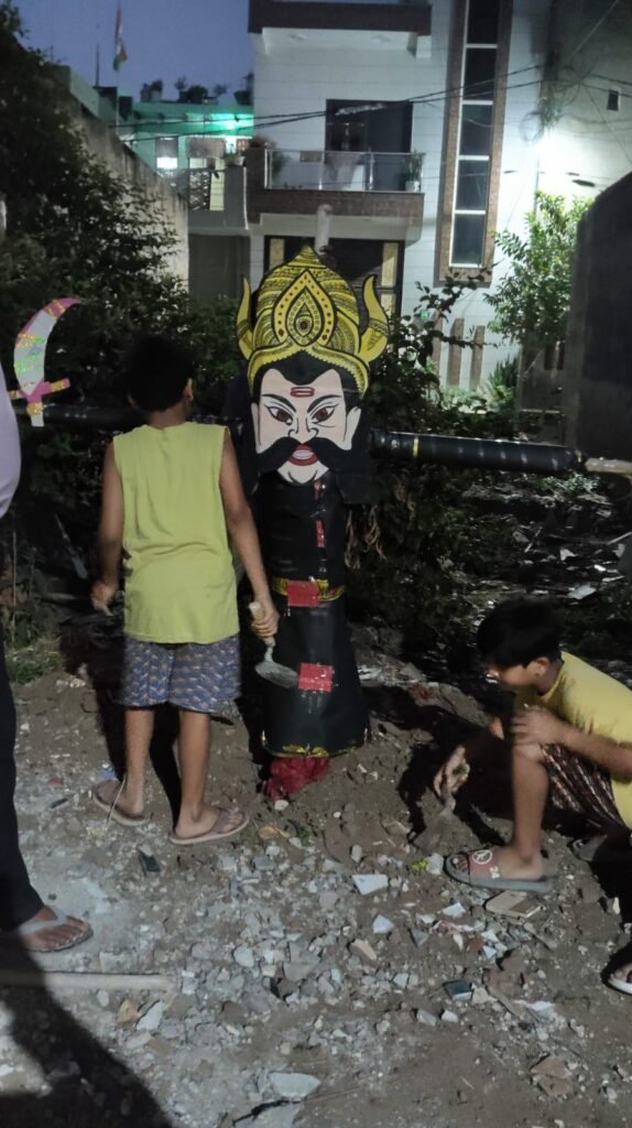 बड़ों ने सजाया मां दुर्गा का दरबार, बच्चों ने किया नैनो रावण का दहन
